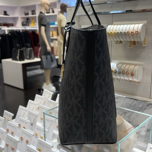 Michael Kors Jet Set Medium Two-Tone Logo Tote Shoulder Bag
BLACK COMBO
… - Picture 13 of 16